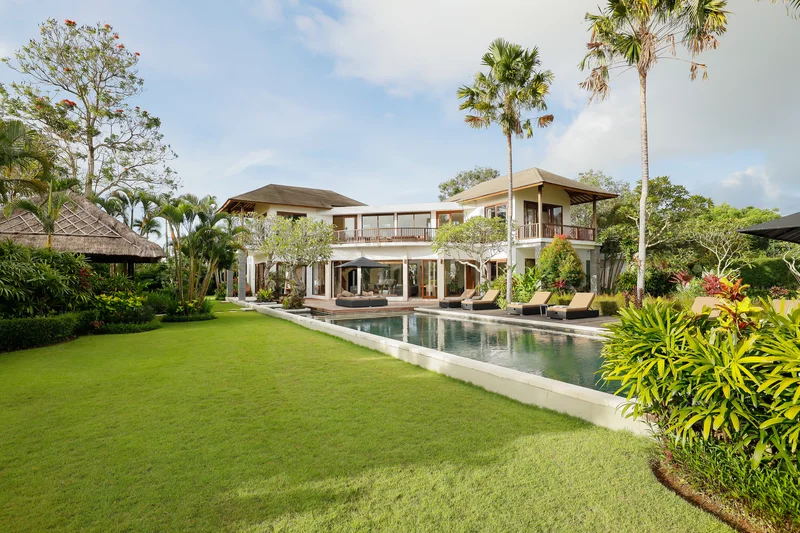 Villa 6 Kamar Bergaya Bali Kontemporer