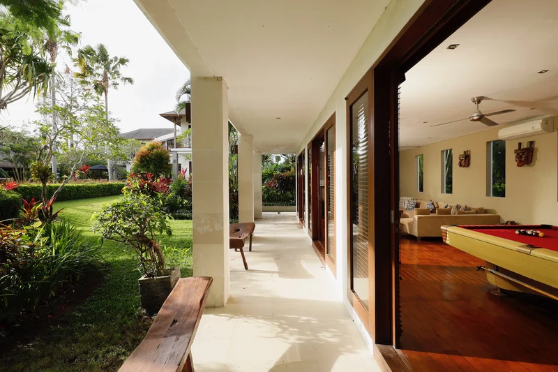 Villa 6 Kamar Bergaya Bali Kontemporer