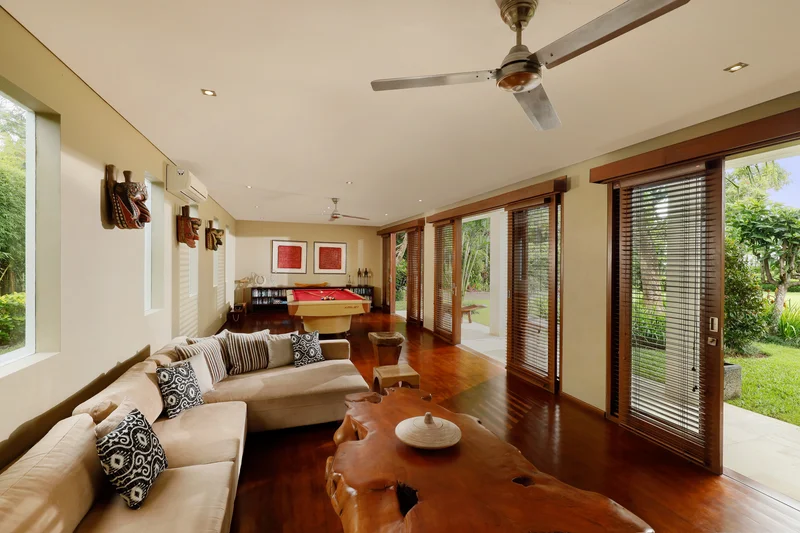 Villa 6 Kamar Bergaya Bali Kontemporer