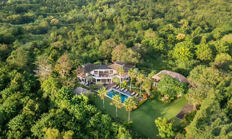 Villa 6 Kamar Bergaya Bali Kontemporer