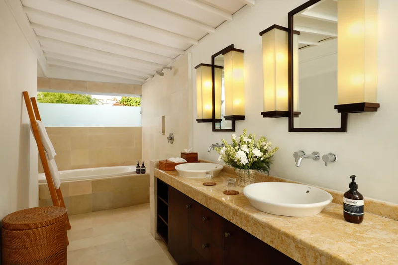 Villa 5 Kamar untuk Keluarga Daerah Seminyak Bali, Villa Swarna