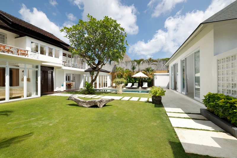 Villa 5 Kamar untuk Keluarga Daerah Seminyak Bali, Villa Swarna