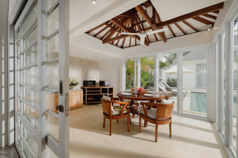 Villa 5 Kamar untuk Keluarga Daerah Seminyak Bali, Villa Swarna
