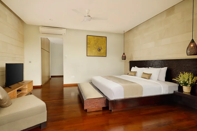 Villa 5 Kamar Dekat Pantai Batu Belig, Villa Tenang