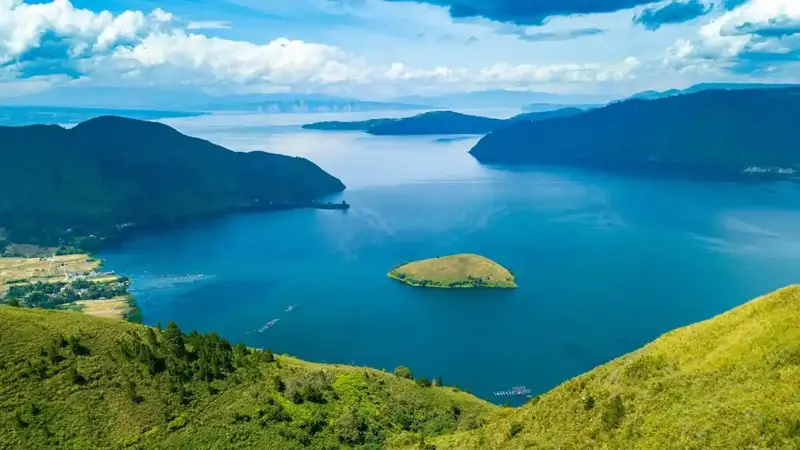Di tepi Danau Toba