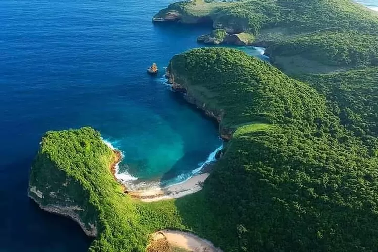Pantai Senggigi Lombok dengan pesta kecil malam Tahun Baru
