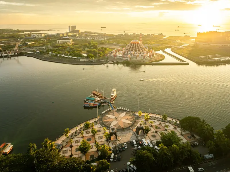 Sunset di Pantai Losari Makassar menjelang pergantian tahun