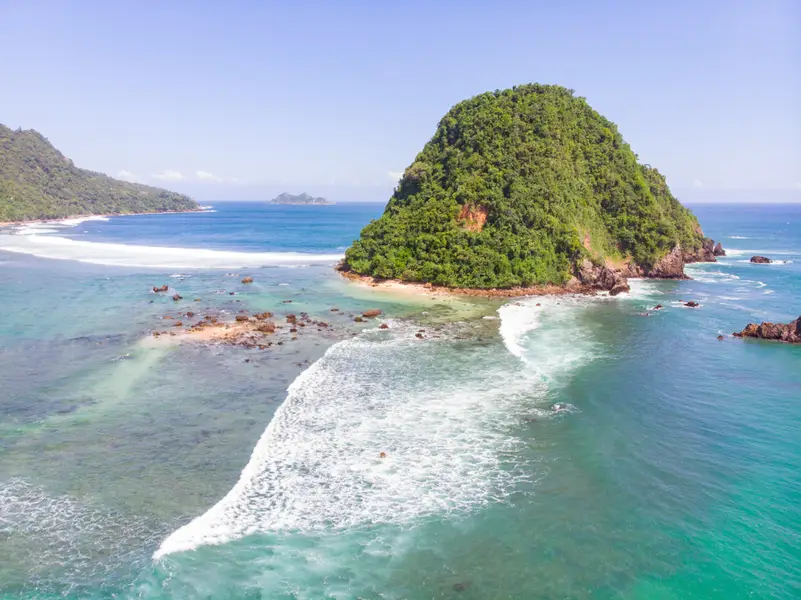 pantai pulau merah